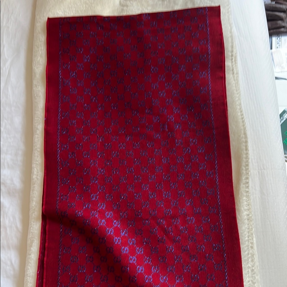 Beautiful Gucci scarf in wool, red and blue